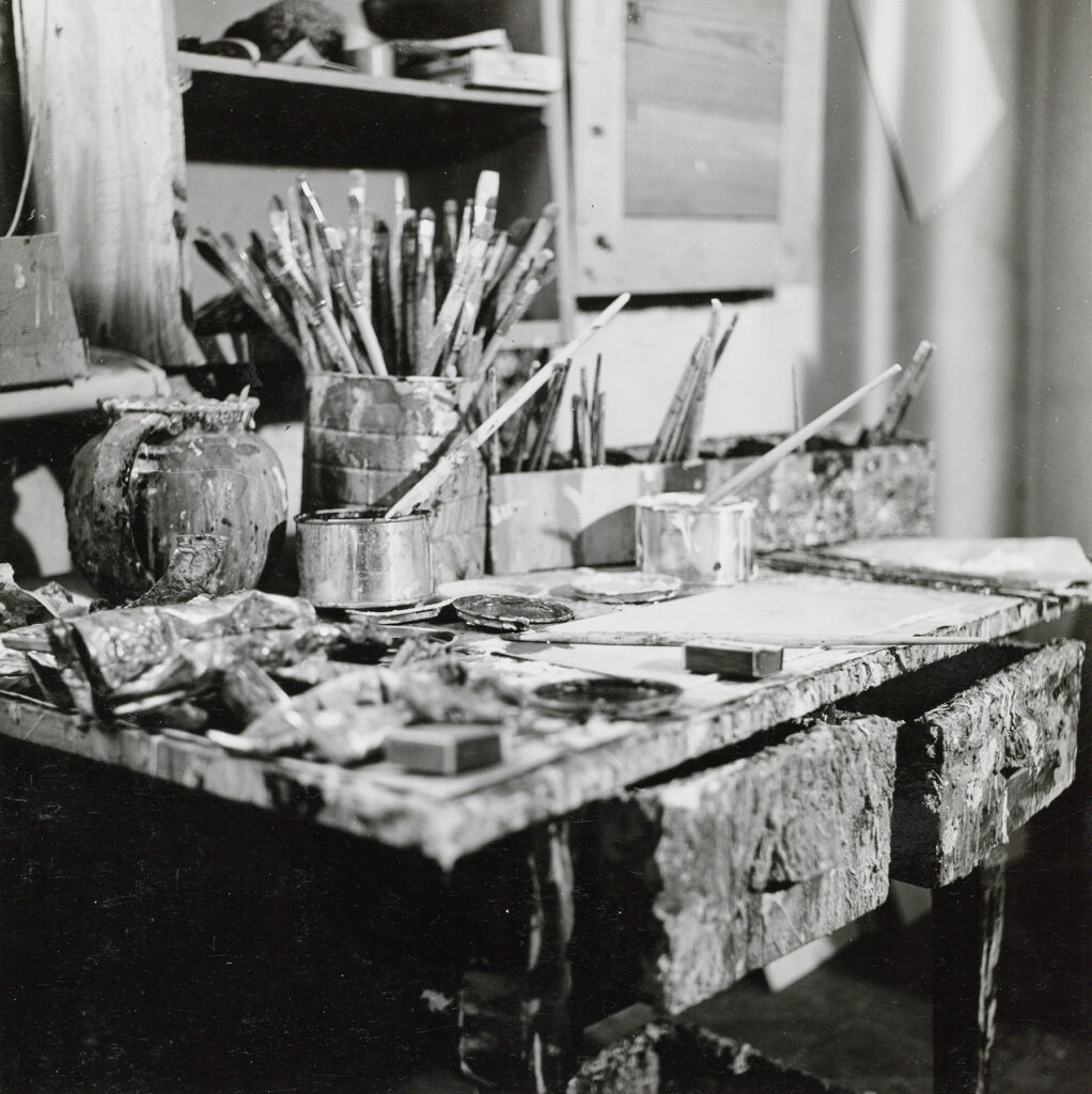 Tisch im Atelier mit Malutensilien