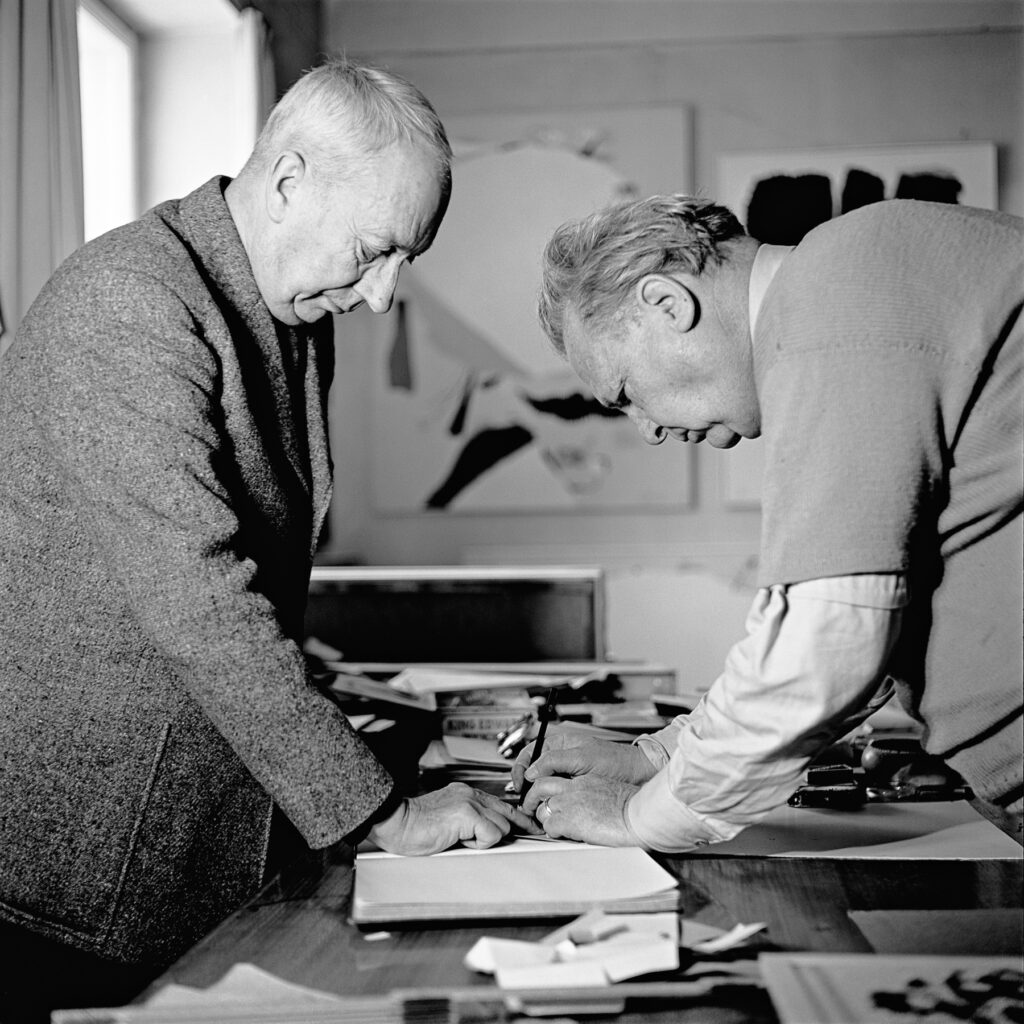Hans Arp und Willi Baumeister am Schreibtisch