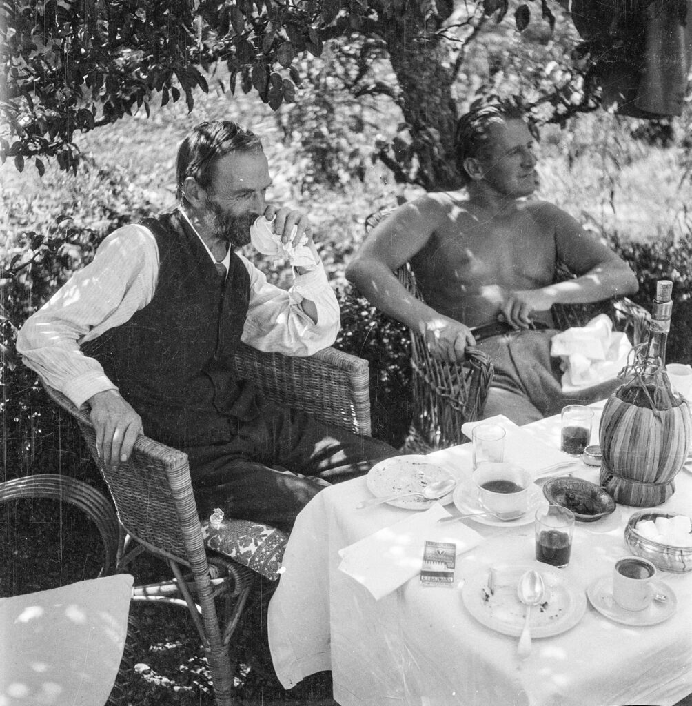 schwarz-weiß Foto: Otto Meyer-Amden und Hermann Huber im Garten von H. Huber, Schweiz
