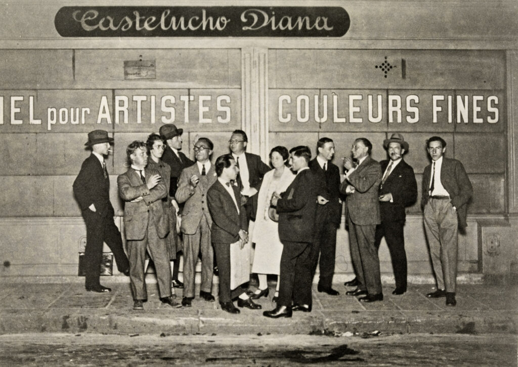Künstlertreffen in Paris, 1926, mit: Willi Baumeister (7. von links), Adolf Loos (3. von rechts) und Piet Mondrian (2. von rechts)
