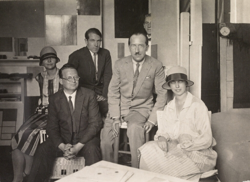 schwarz-weiß Foto: Willi Baumeister, Julius Herburger, Piet Mondrian, Michael Seuphor, Margrit Baumeister im Atelier von Piet Mondrian, Paris