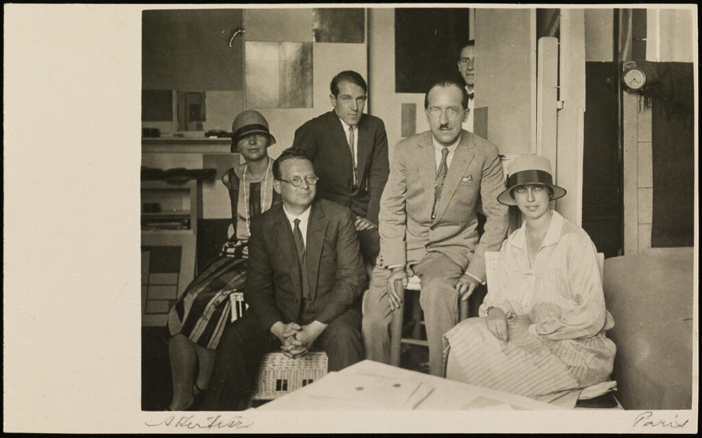 Photo black and white: Gertrud Koref-Stemmler (born Musculus), Willi Baumeister, Julius Herburger, Piet Mondrian, Michel Seuphor und Margrit Baumeister (born Oehm), Frankreich, Paris, Atelier Mondrian, Summer 1926.