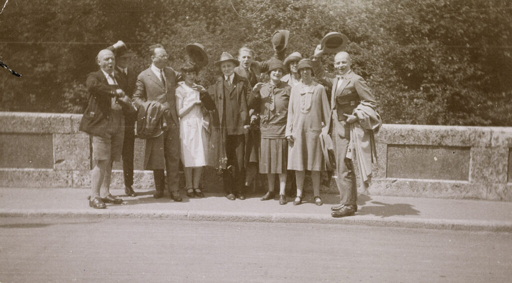 Willi Baumeister mit Ehefrau und vielen Künstlerfreund:innen in Donaueschingen bei den Musiktagen