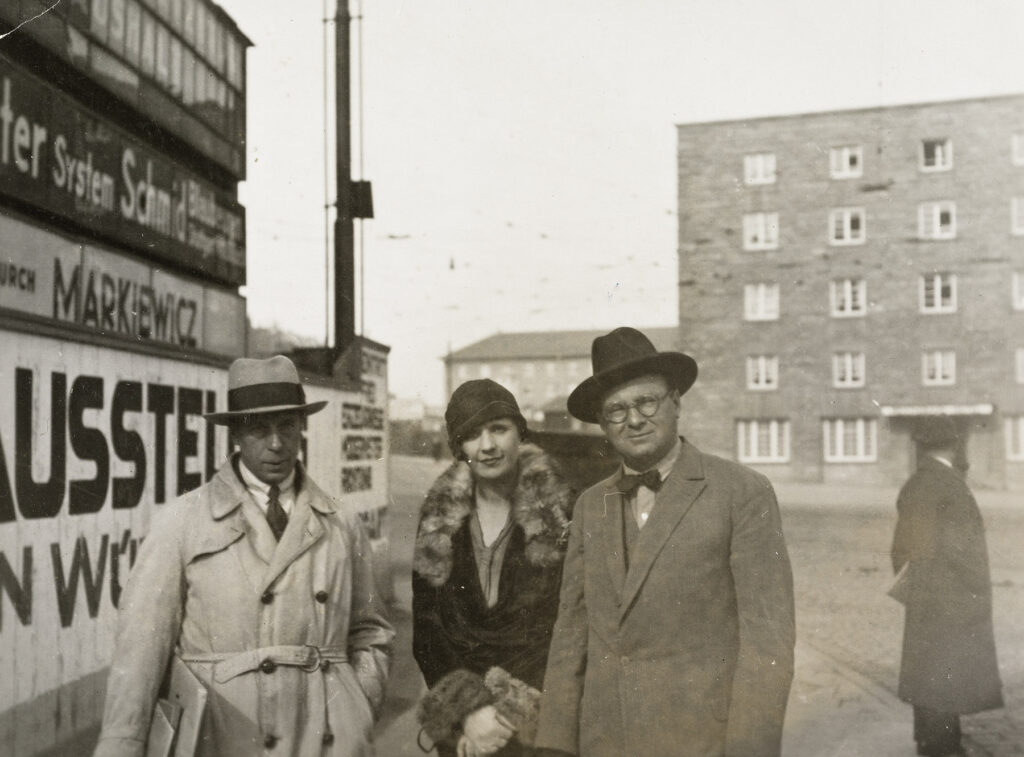 Theo van Doesburg, Nelly van Doesburg, Willi Baumeister, Stuttgart, Nähe Bahnhof, 1927