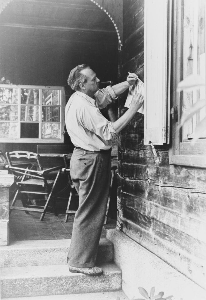 Willi Baumeister an einer Hauswand eine Frottage herstellend