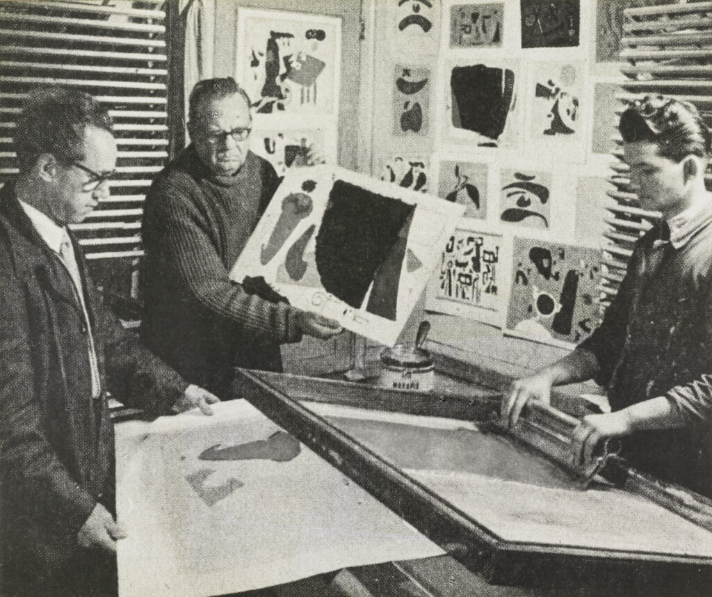 Foto: schwarz-weiß: Luitpold Domberger, Willi Baumeister und Unbekannter im Atelier