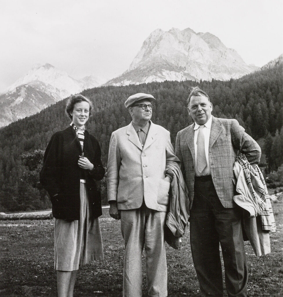 Foto: schwarz-weiß: Felicitas Baumeister, Willi Baumeister und Hans Stocker in den Bergen, Schweiz