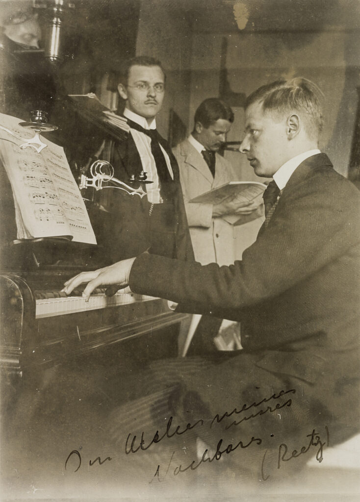 Foto: schwarz-weiß: Oskar Schlemmer am Klavier