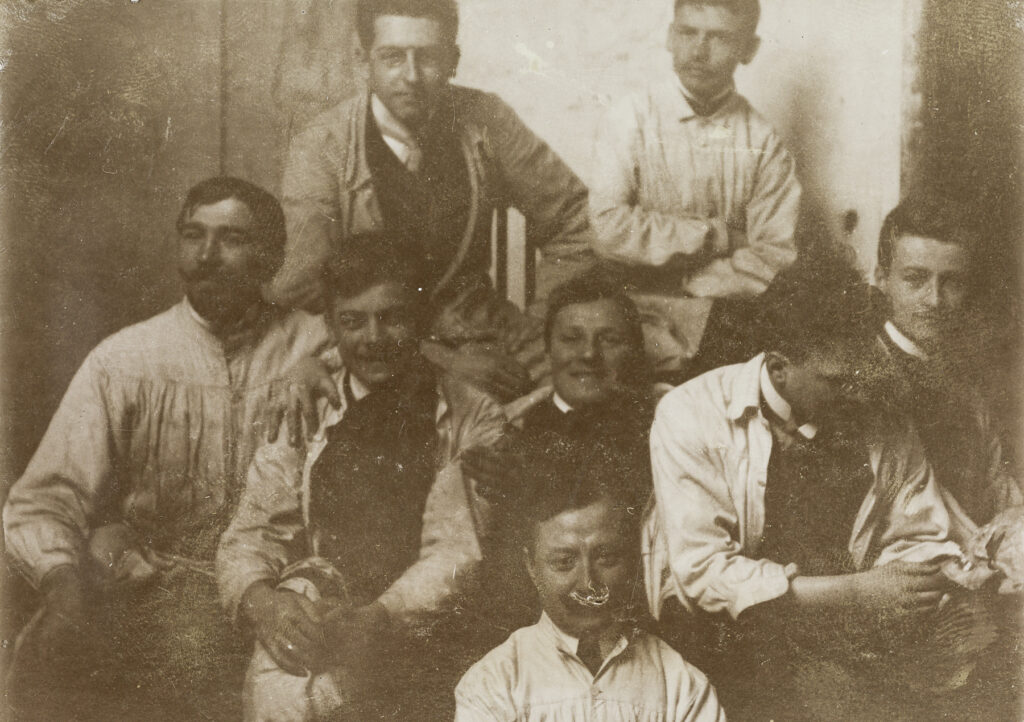 2. von rechts mit weißem Kittel: Willi Baumeister; alle übrigen Personen unbekannt in Stuttgart, Akademie der Bildenden Künste