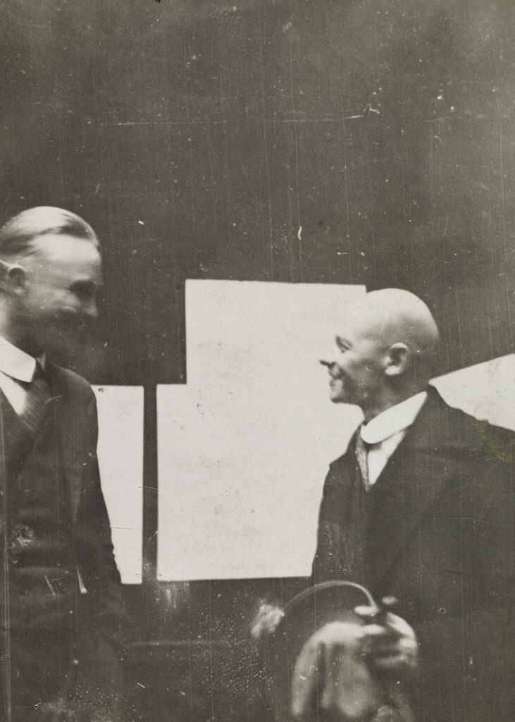 schwarz-weiß Foto: Georg Muche und Oskar Schlemmer in Dessau, circa 1922