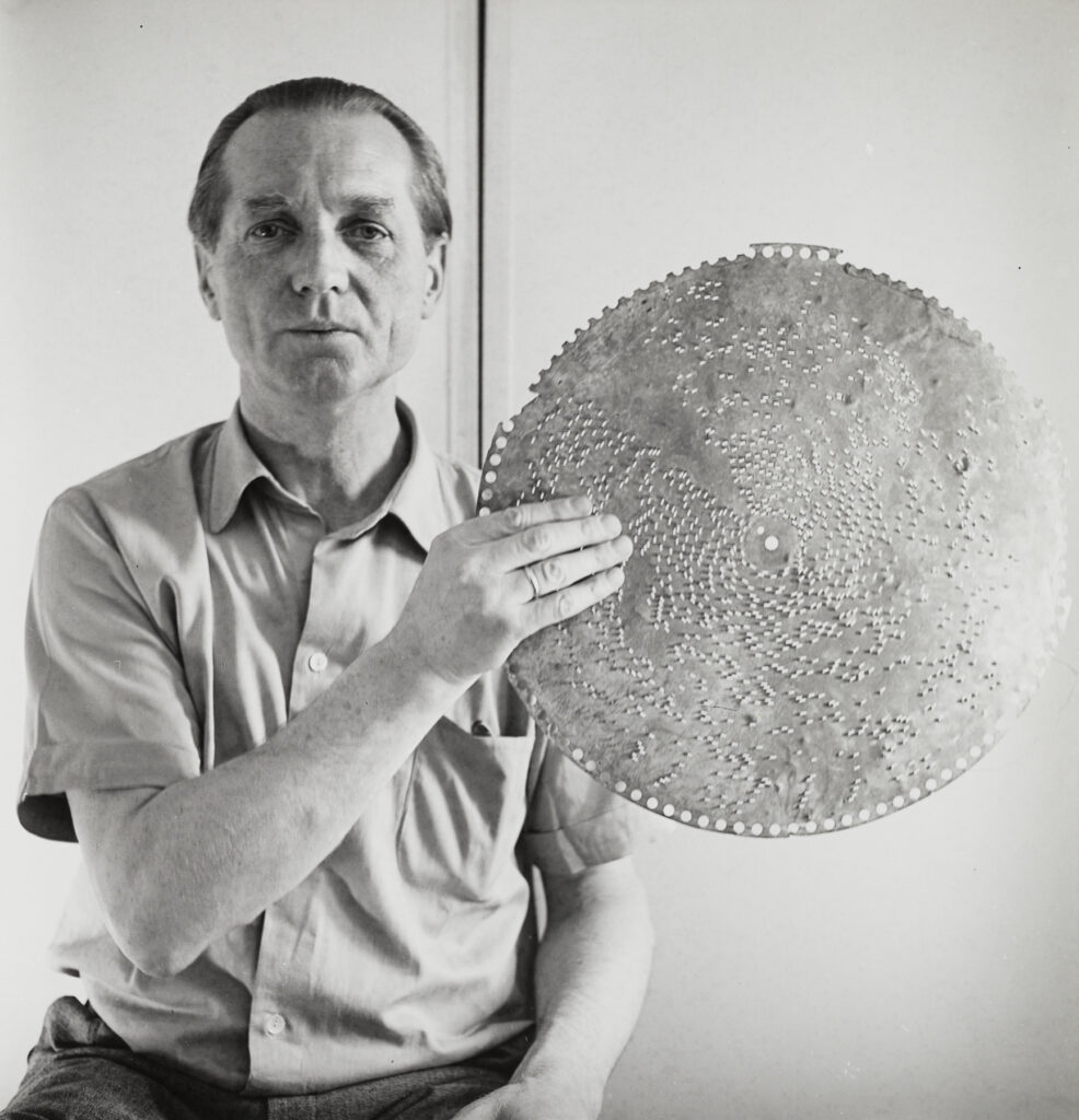 Foto: schwarz-weiß: Prof. Hans Warnecke mit Gegenstand