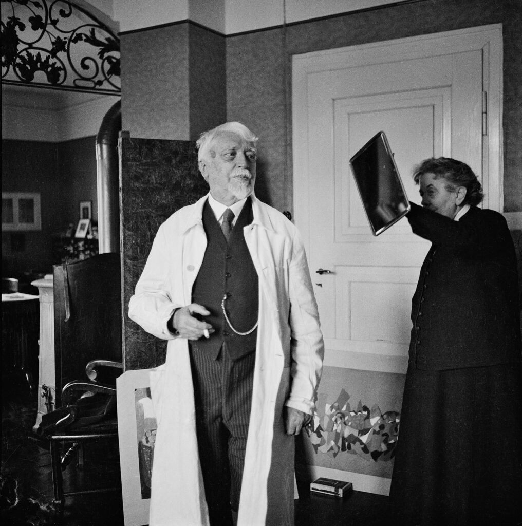 Adolf Hölzel im Atelier in Stuttgart