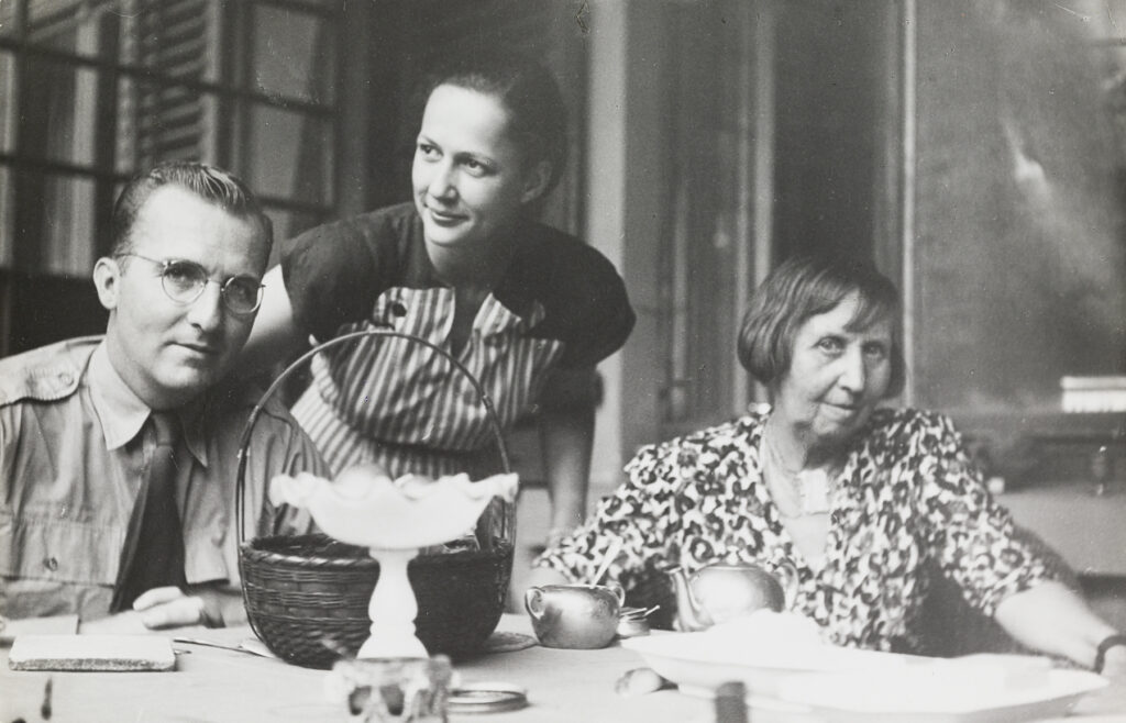 Foto: schwarz-weiß: Paul und Virginia Fontaine, mit Ida Kerkovius in Frankfurt, am Tisch sitzend