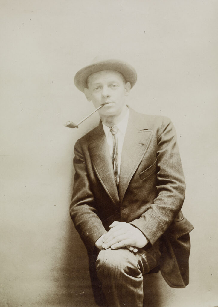 Foto: schwarz-weiß: Oskar Schlemmer mit einer Pfeiffe