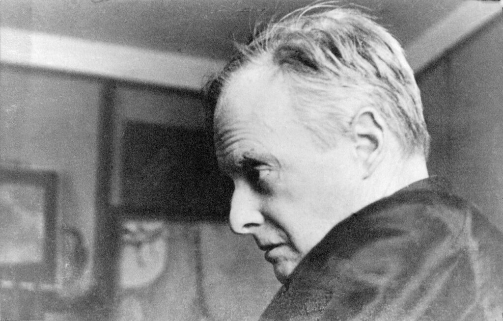 schwarz-weiß Foto: Paul Klee im Atelier