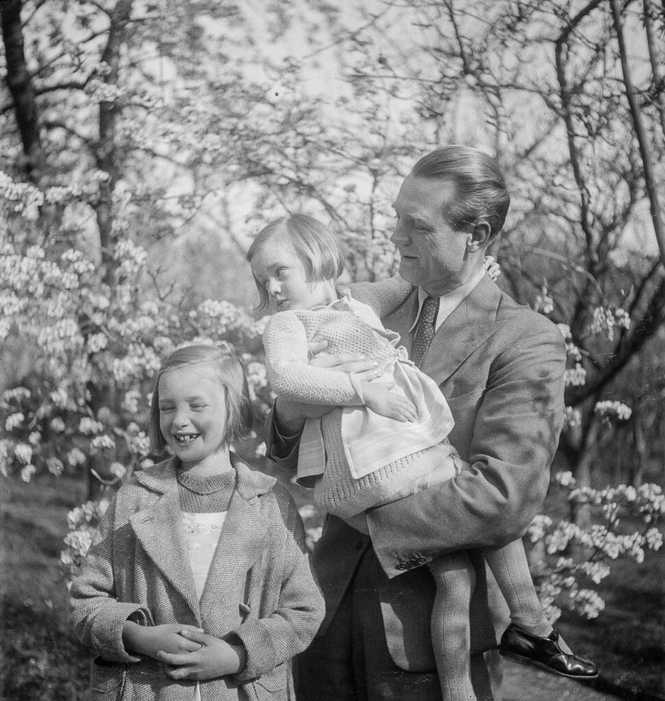 Foto: schwarz-weiß: Krista und Felicitas Baumeister und Hans Warnecke im Garten, Stuttgart