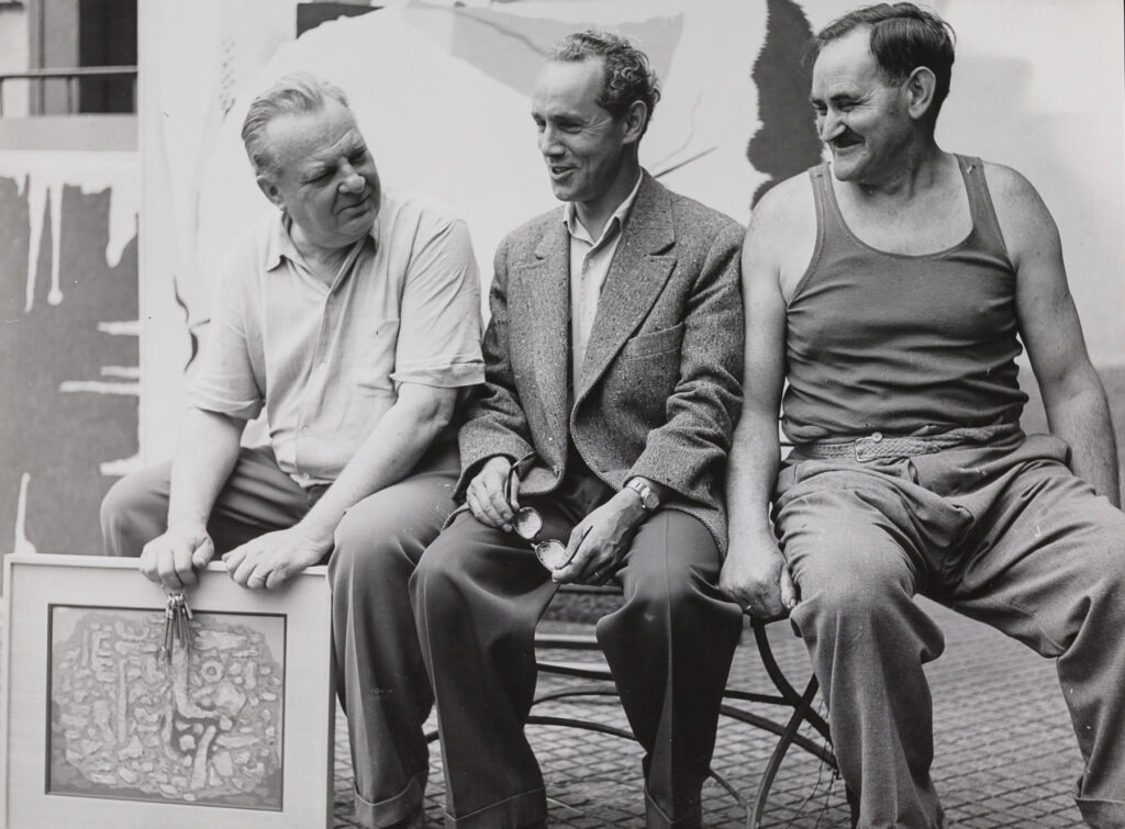Willi Baumeister, Luitpold Domberger, Fritz Wagner in Stuttgart, Gerokstr., vor der Küche,