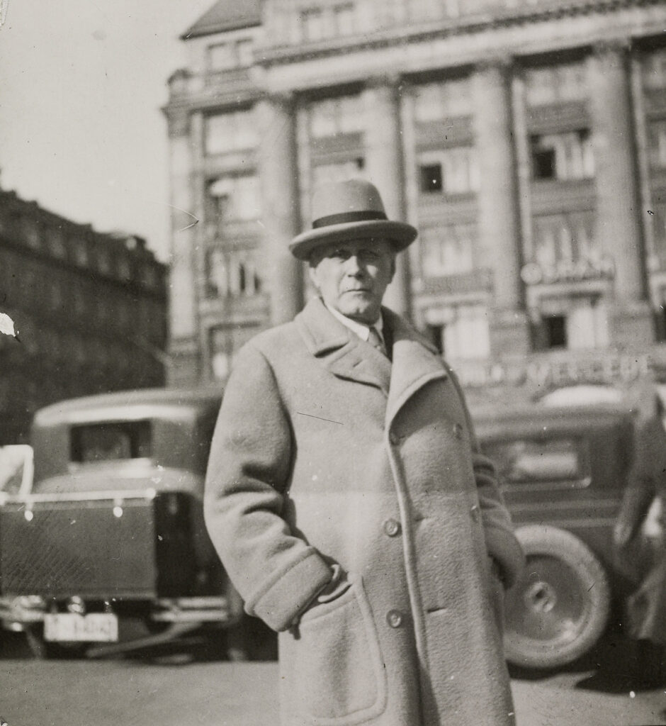 schwarz-weiß Foto: Adolf Loos in Frankfurt