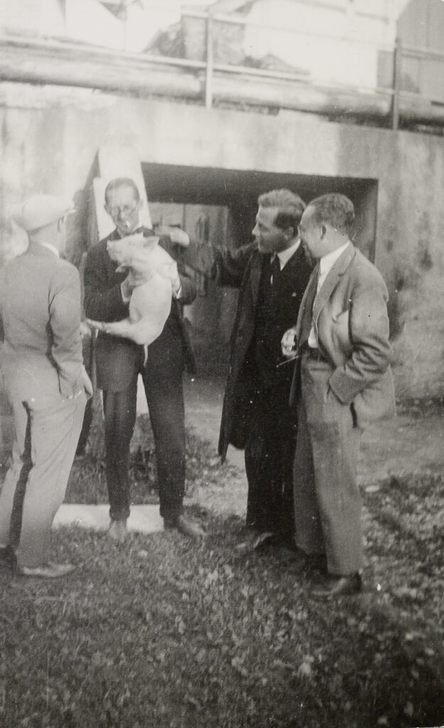 Künstlertreff in der Schweiz, Jura; von links: unbekannt, Le Corbusier, Henri-Robert von der Mühl, Pierre Jeanneret