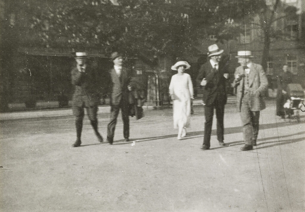 Foto: schwarz-weiß: Karl Bürckle, Oskar Schlemmer, Paula Falschebner (genannt Mirjam Falschebner, verheiratet Mirjam Stocker), Willi Baumeister, Carl Schlemmer in Stuttgart