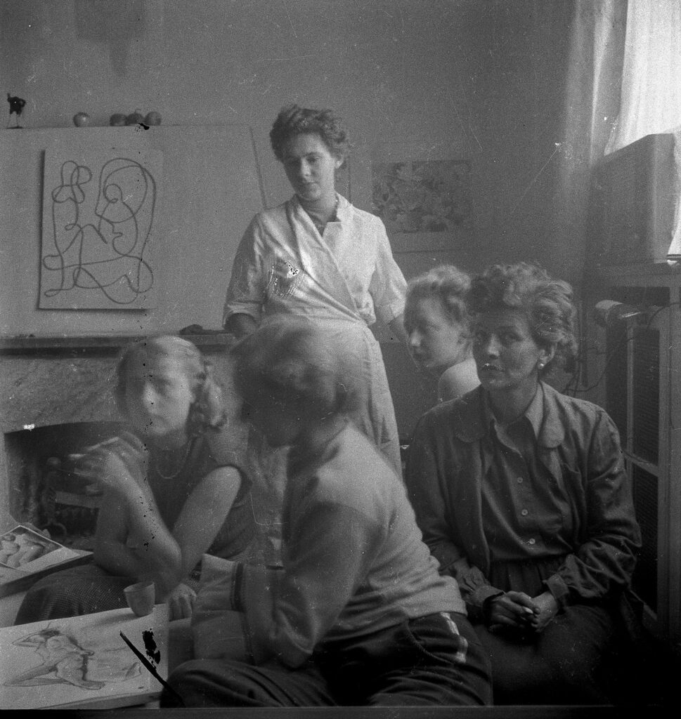 Studentinnen in der Kunstschule Frankfurt in der Klasse Baumeister