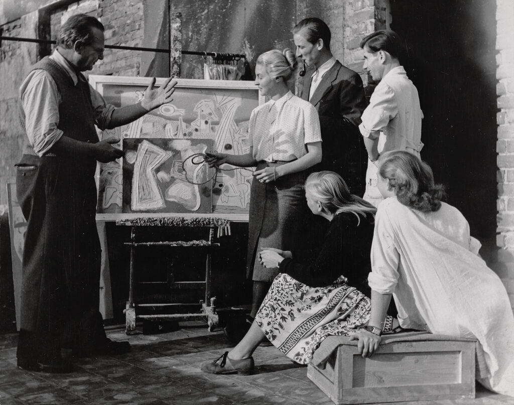 Willi Baumeister im Atelier mit seinen Schülern- und Schülerinnen