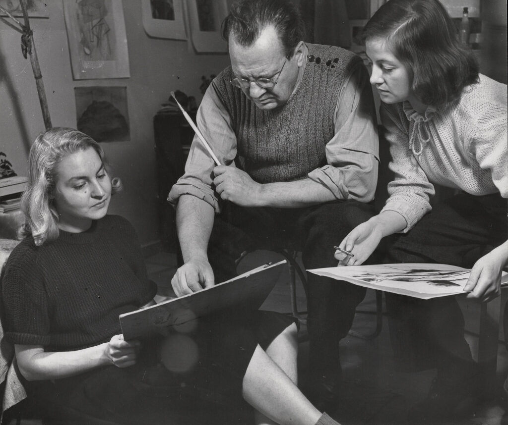 Willi Baumeister zeichnend mit zwei Schülerinnen