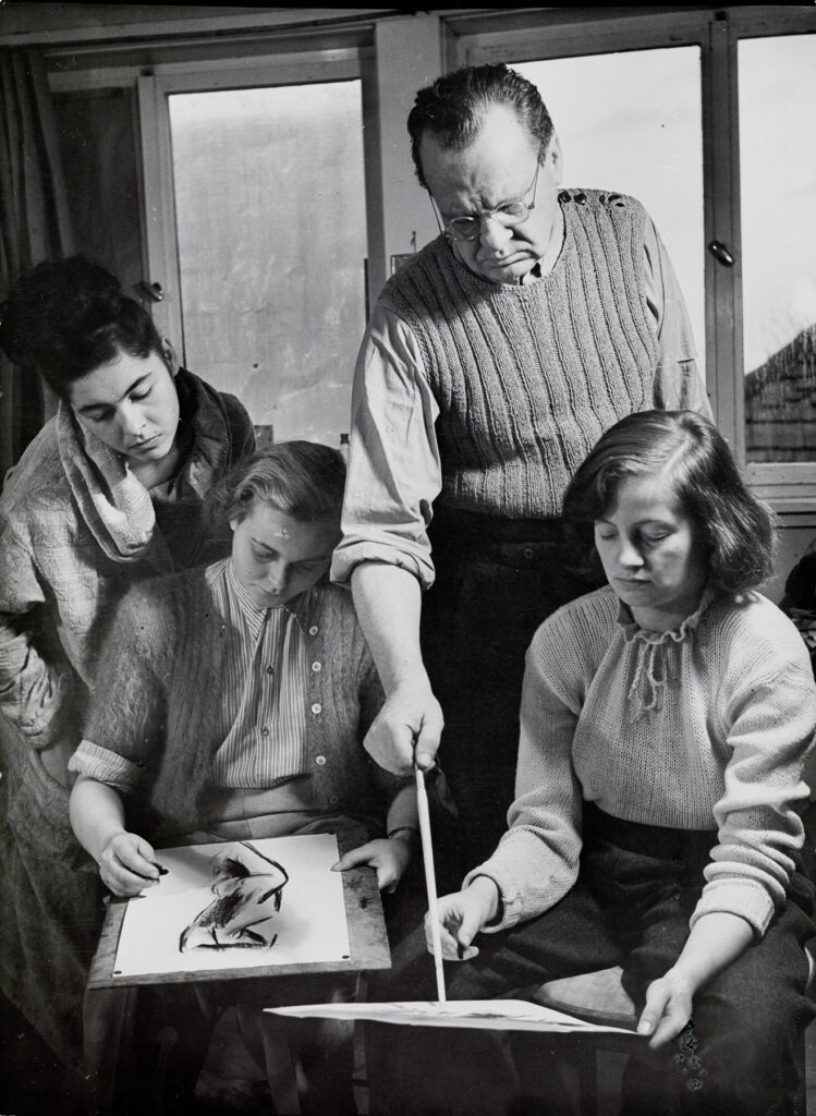 Willi Baumeister mit Schülerinnen in Stuttgart