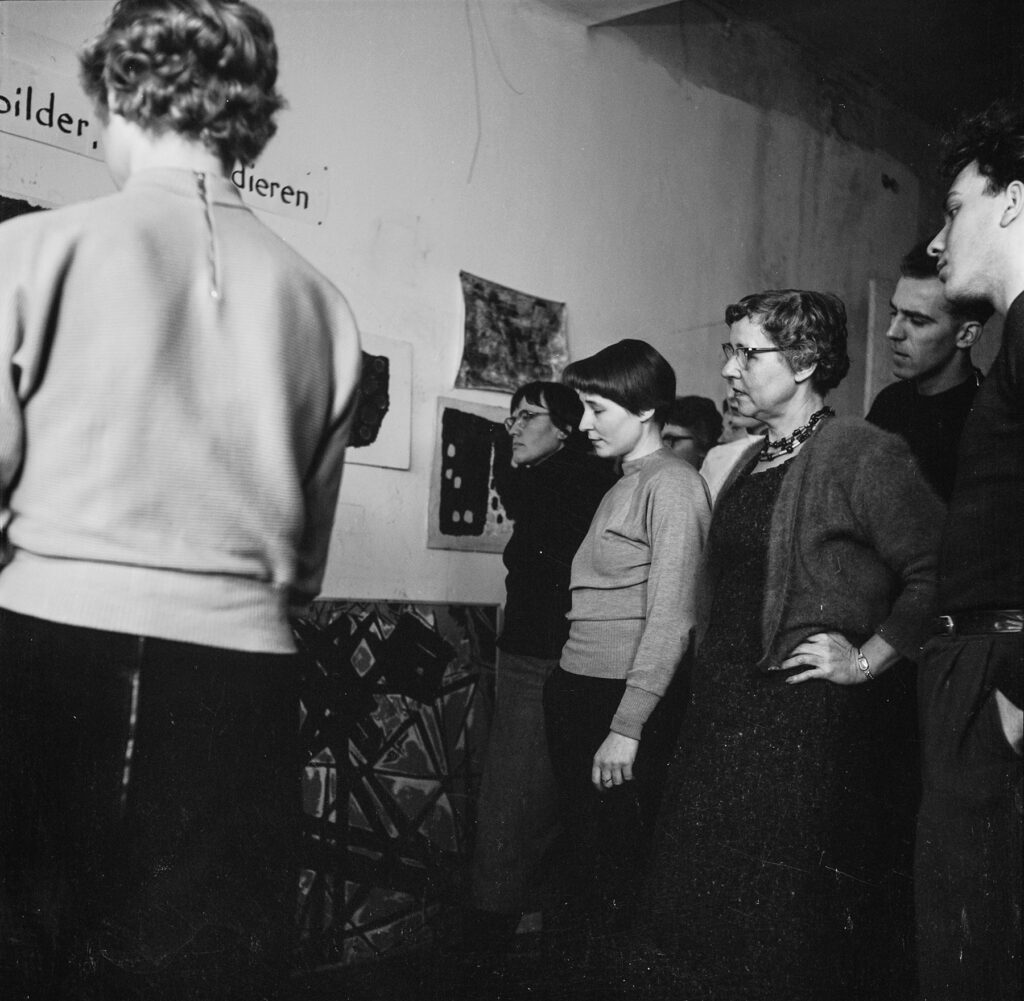 Ausstellungsrundgang mit Studentinnen