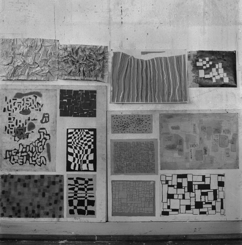 Wand mit verschiedenen Bildern