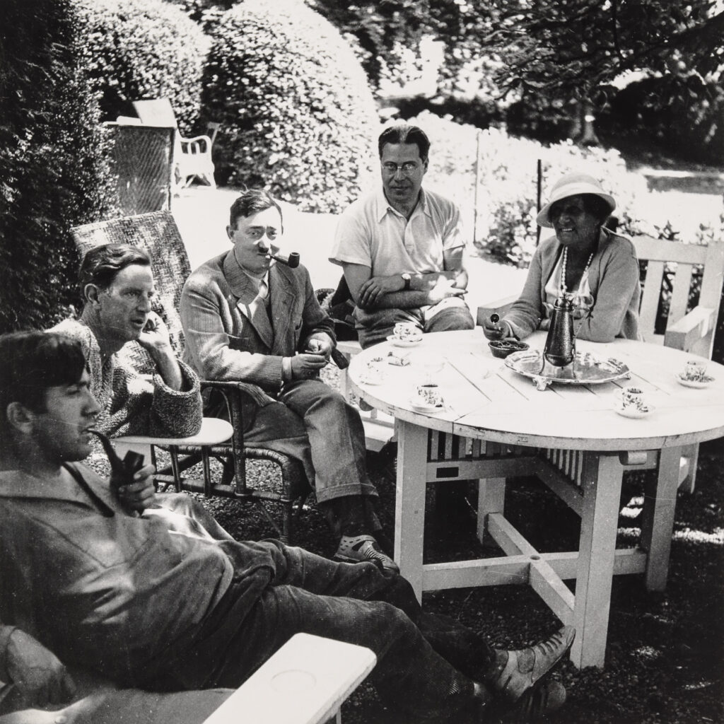 Foto schwarz-weiß: im Garten Géa Augsbourg, Alexis-Louis Roche, Pierre-Louis Flouquet, Làsló Moholy-Nagy und Mme de Mandrot, Schweiz, Château La Sarraz, 1932.