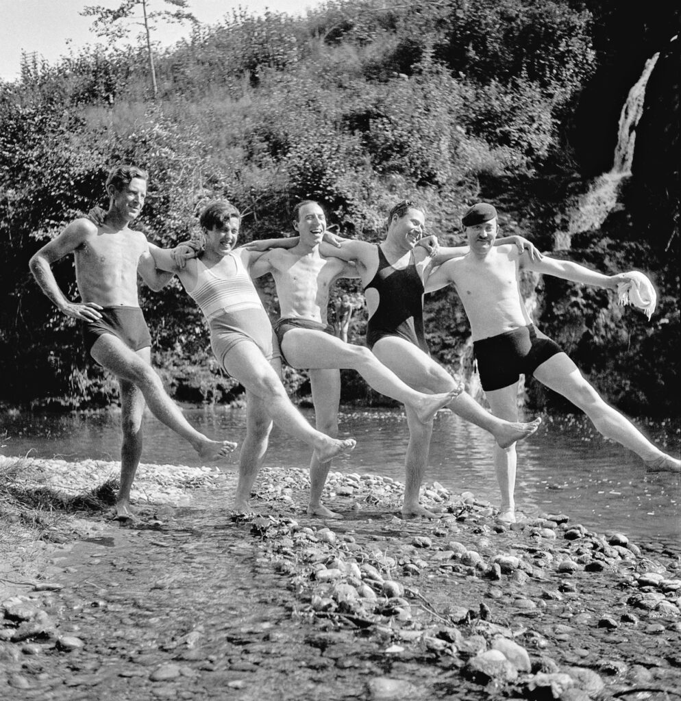 Künstlerkollegen Arm und Arm am Fluss in der Schweiz