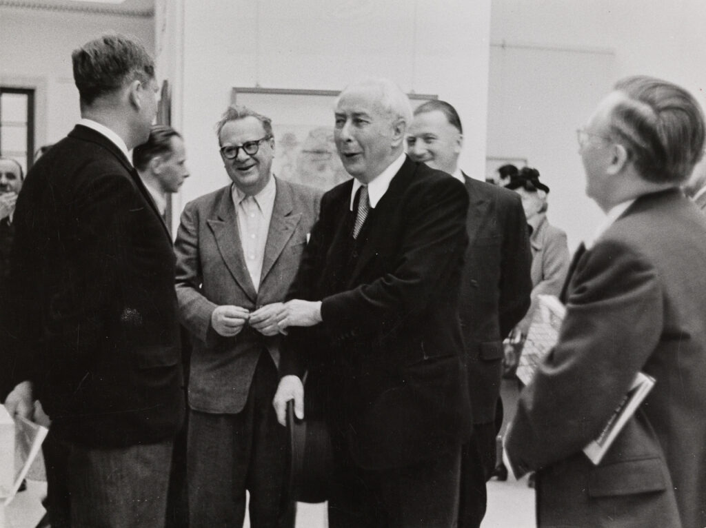 Willi Baumeister, Theodor Heuss und Prof. Ludwig Grote im Haus der Kunst, München