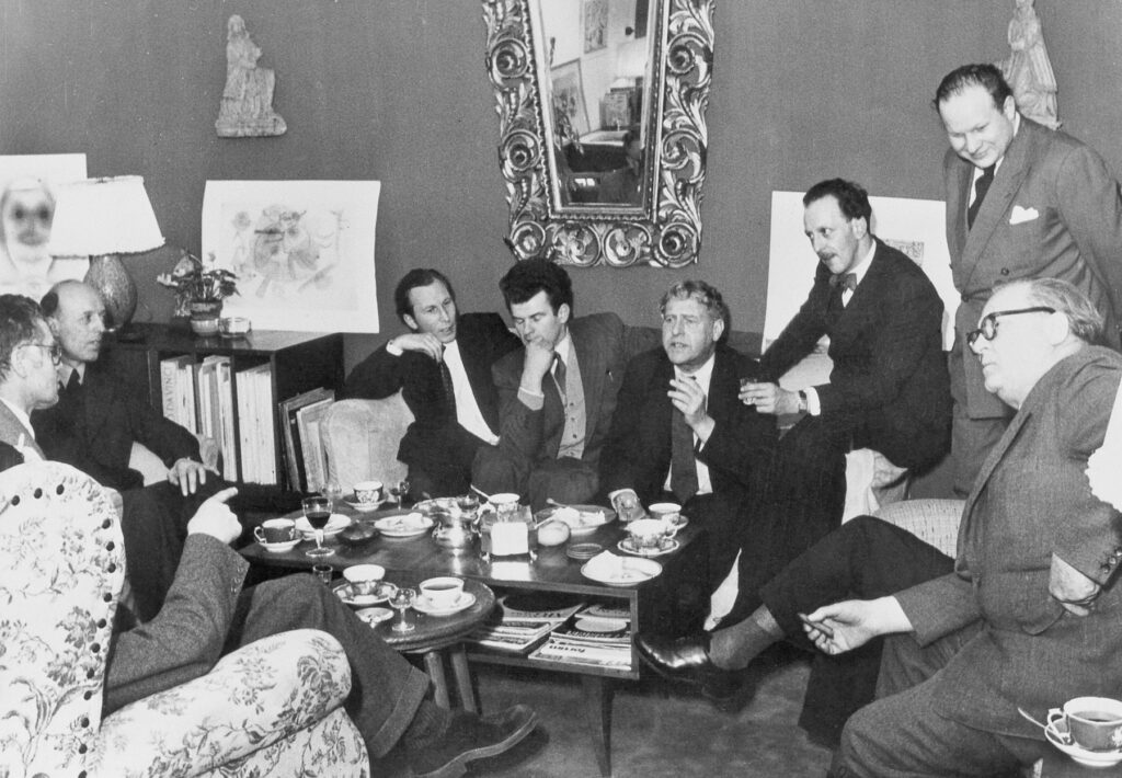 Männer versammelt um einen Tisch für eine Jurysitzung im Central Collecting Point München