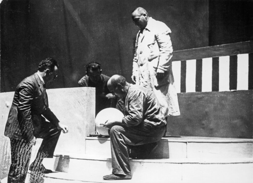 Photo: schwarz-weiß: Willi Baumeister, 2 Bühnenarbeiter unbekannt und Adolf Loos im Landestheater Stuttgart