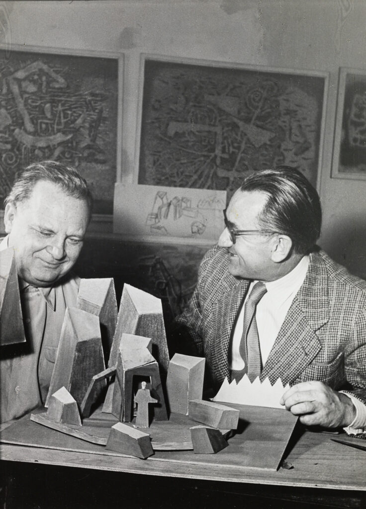 Foto: schwarz-weiß: Willi Baumeister und Gustav Rudolf Sellner vor einem Bühnenmodell