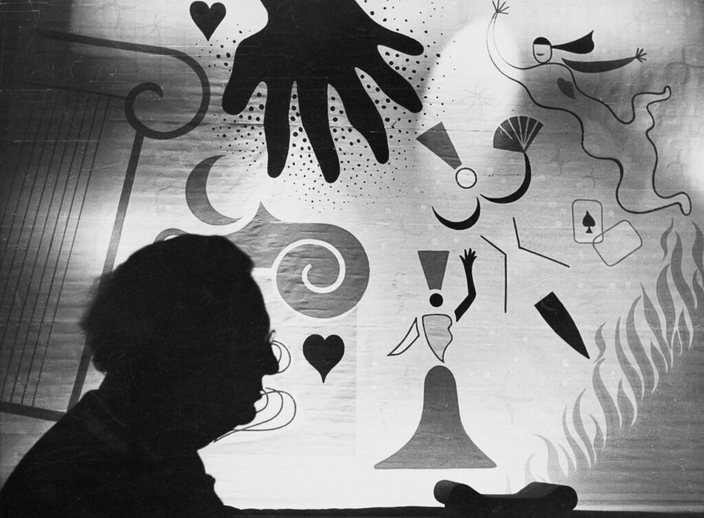 Foto: schwarz-weiß: Profil von Willi Baumeister als Schatten. Im Hintergrund Bühnenentwurf zu "Liebeszauber" von 1947