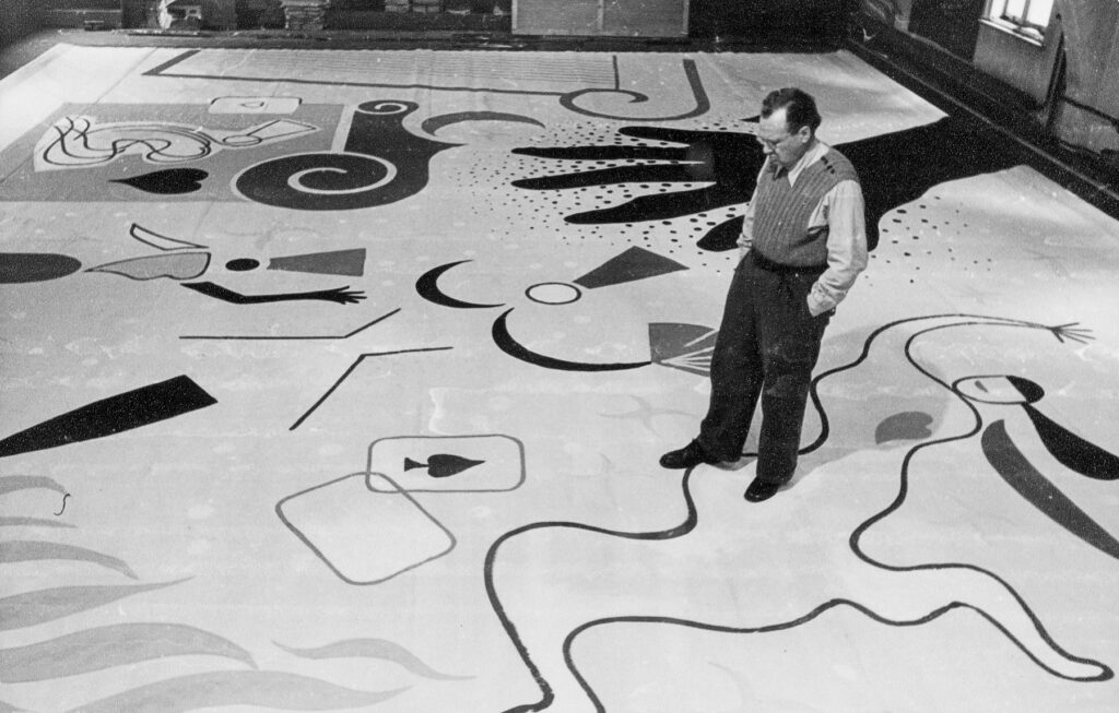 Willi Baumeister auf Bühnenentwurf stehend im Staatstheater Stuttgart