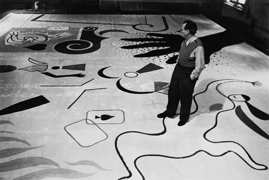 Willi Baumeister auf dem, von ihm entworfenen, Bühnenprospek für die Oper "Liebeszauber"