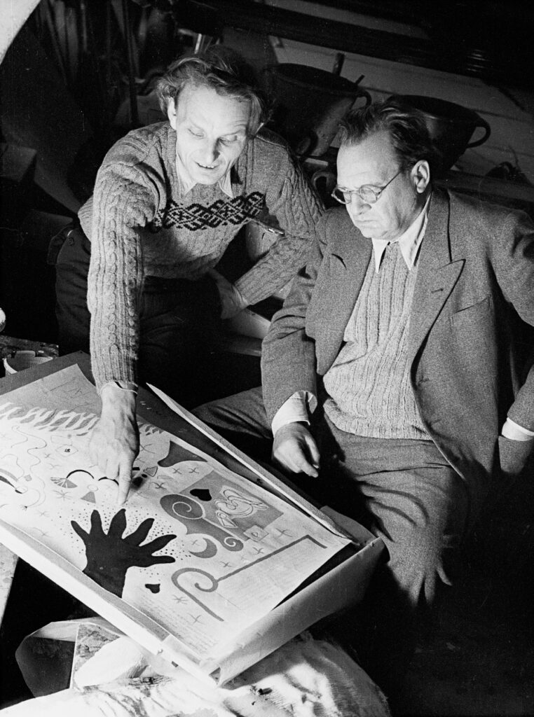 Willi Baumeister mit Bernhard Wosien bei Besprechung der Arbeiten für´s Theater