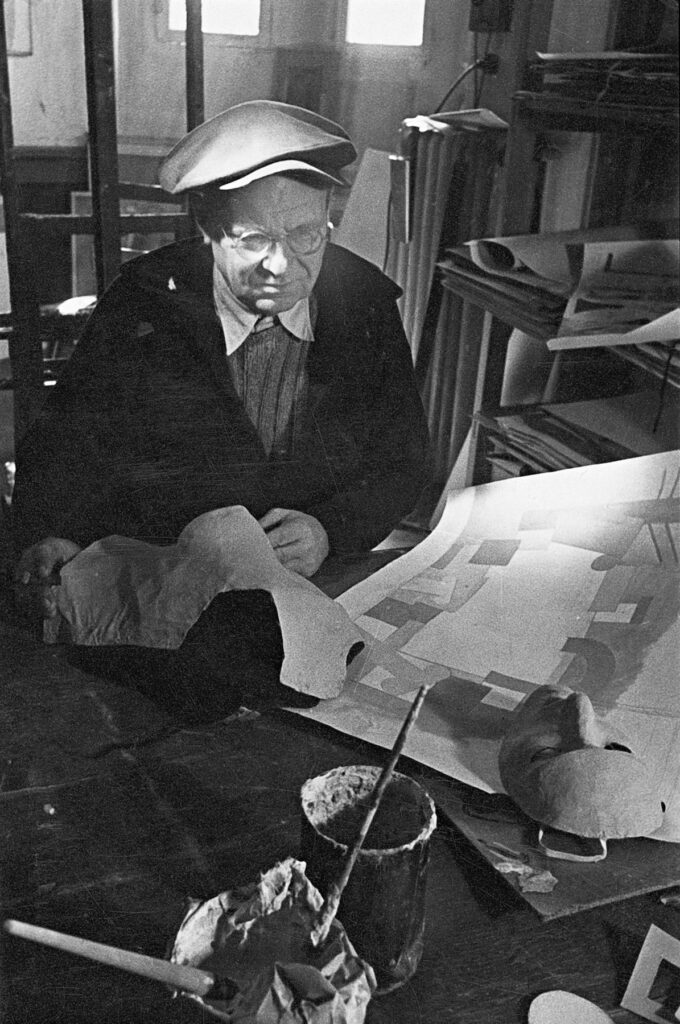 Willi Baumeister im Atelier beim Arbeiten