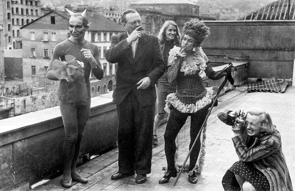 Foto: schwarz-weiß: Hans von Kusserow, Will Baumeister, unbekannt, Hella Heim, unbekannt im Staatstheater Stuttgart, 1948