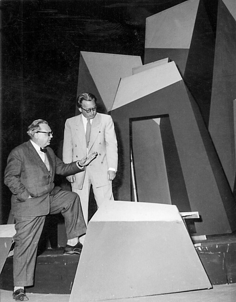 Willi Baumeister und Gustav Rudolf Sellner im Stuttgarter Staatstheater beim Bühnenentwurf