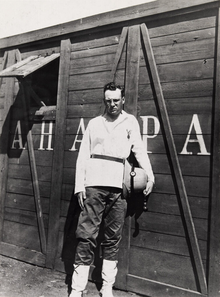 Willi Baumeister als Soldat (beim Bodenpersonal) bei einer Feldfliegertruppe in Georgien