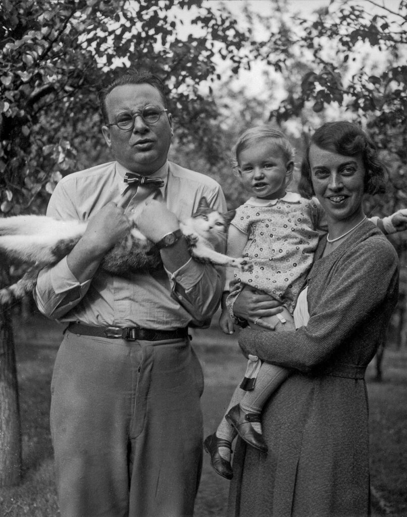 Willi und Margrit Baumeister mit Tochter Krista auf dem Arm und Katze