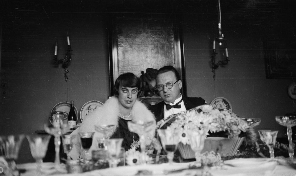 Magrit und Willi Baumeister sitzen an einer gedeckten Tafel