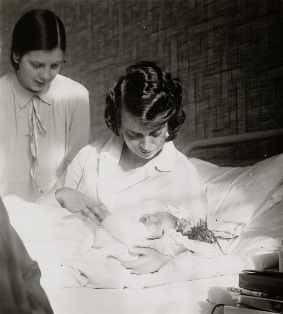 Foto: schwarz-weiß: Anneliese Baacke (geborene Oelkrug), Margrit Baumeister und Tochter Krista