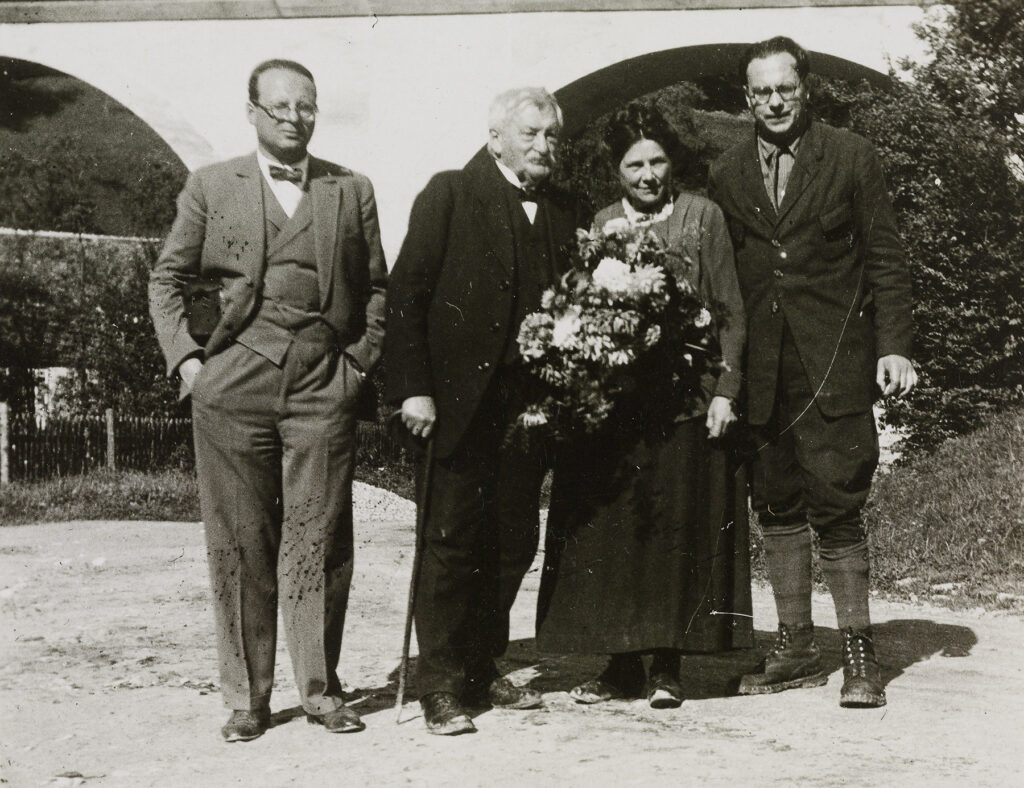 Willi Baumeister mit Vater Wilhelm, Mutter Anna und Bruder Hans Baumeister, 1930