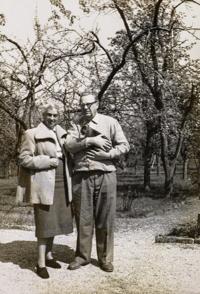 Margrit und Willi Baumeister im Garten stehend mit Katze auf dem Arm
