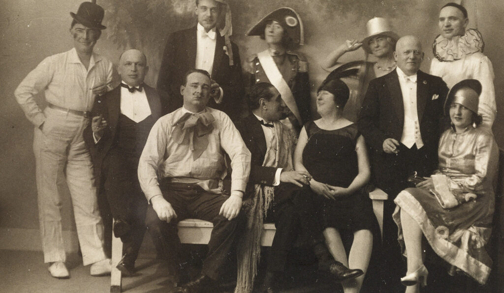 Willi Baumeister mit unbekannten verkleideten Personen